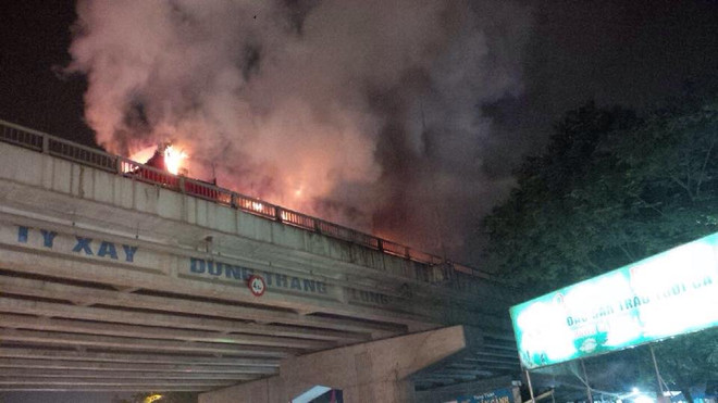 Hà Nội: Xe khách cháy dữ dội ở đường trên cao vành đai 3 ảnh 1