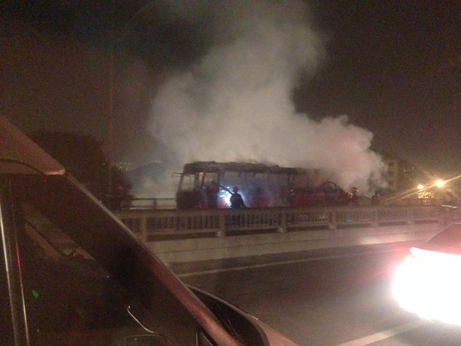 Hà Nội: Xe khách cháy dữ dội ở đường trên cao vành đai 3 ảnh 2