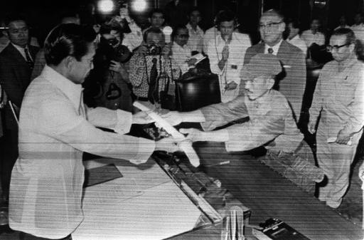 Bức ảnh chụp năm 1974, Onoda trao kiếm cho Tổng thống Philippines khi đó là Ferdinand Marcos để đầu hàng (Nguồn: AFP) Tử thủ trong rừng 30 năm vì không tin rằng quân Nhật bại trận ảnh 2