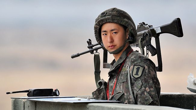 Một người lính Hàn Quốc gần khu vực DMZ giữa biên giới hai miền (Nguồn: AFP) Triều Tiên đề nghị Hàn Quốc ngừng phỉ báng nhau dịp Tết ảnh 1