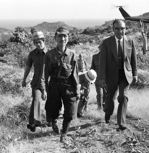 Hiroshi Onoda rời khỏi rừng sau khi được thuyết phục rằng chiến tranh đã kết thúc (Nguồn: Jiji Press/AFP) Tử thủ trong rừng 30 năm vì không tin rằng quân Nhật bại trận ảnh 1