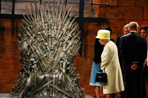 Đội quân nhạc của Nữ hoàng Anh chơi bài "Game of Thrones" ảnh 1