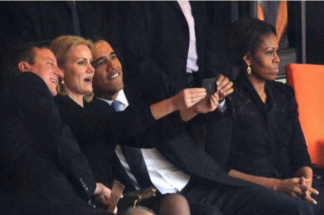 Cả ông Bush cũng chụp ảnh "selfie" như ông Obama ảnh 1