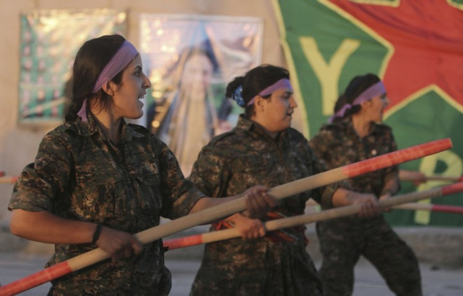 Các nữ chiến binh người Kurd ở Kobane (Nguồn: Reuters) Tâm sự của nữ chiến binh người Kurd đã giết nhiều tay súng IS ảnh 1