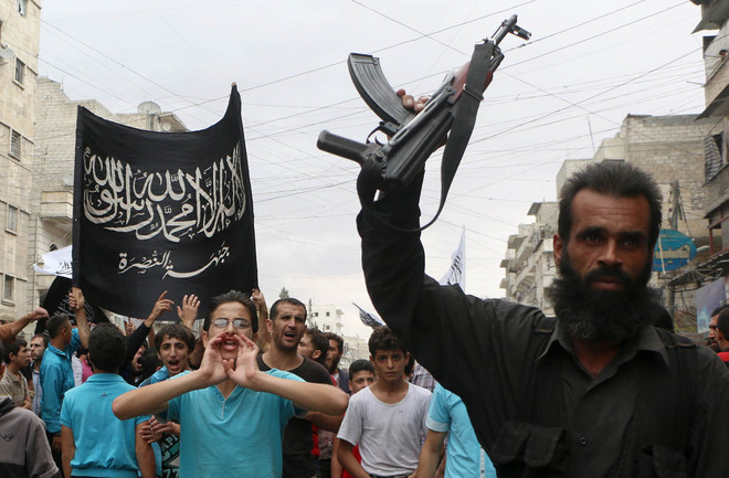 Một tay súng thuộc Mặt trận Al Nusra ở Syria (Nguồn: AFP) Syria đẩy lùi cuộc tấn công của Al Nusra vào thành phố Idlib ảnh 1