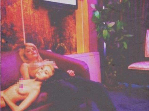 Khỏa thân trên người bạn gái, Miley Cyrus bị đồn quan hệ đồng tính ảnh 1