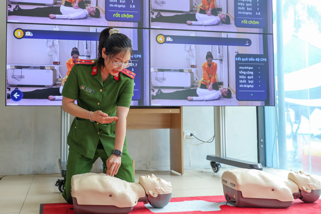 Lực lượng chức năng hướng dẫn cách hô hấp nhân tạo, sơ cứu người bị nạn. (Ảnh: Hoài Nam/Vietnam+) vnp_ trung tam pccc 5.jpg