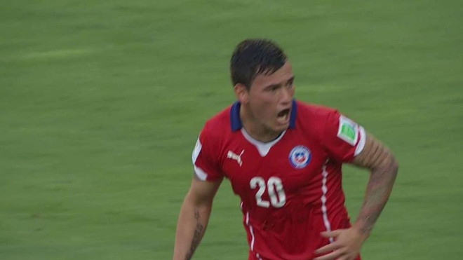 Aranguiz ăn mừng sau khi thực hiện thành công quả penalty Cesar bó tay trước cú penalty "hay nhất lịch sử" của cầu thủ Chile ảnh 1