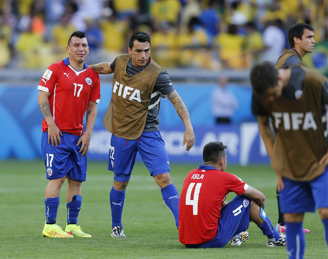 Lệ rơi trên khuôn mặt các cầu thủ của cả Chile lẫn Brazil ảnh 1