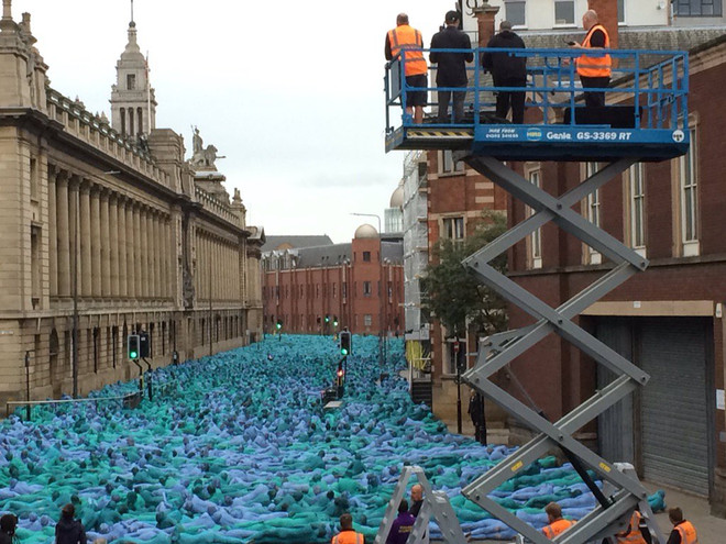 Biển người khỏa thân chụp ảnh tại thủ đô văn hóa sắp tới của Anh ảnh 3