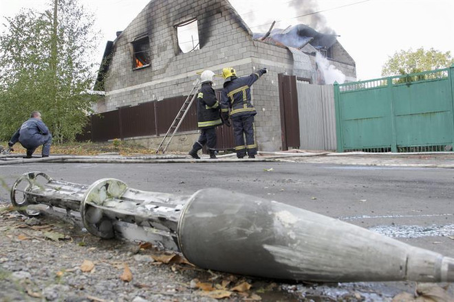 Một đầu đạn pháo rơi xuống khu dân cư ở Donetsk (Nguồn: AFP) Chiến sự ở Ukraine vẫn diễn ra ác liệt, có thêm 5 người chết ảnh 1