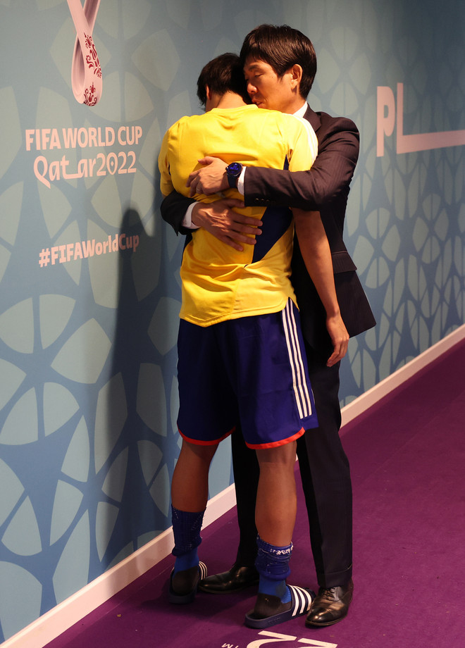 Huấn luyện viên Nhật Bản "đốn tim" CĐV với những hình ảnh ấm lòng ảnh 2