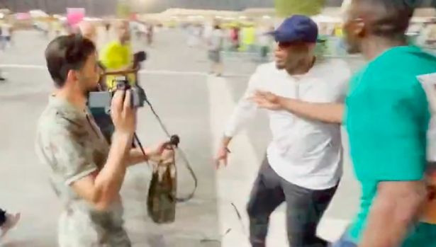 [Video] Cựu tiền đạo Eto'o gây sốc khi đánh người ở World Cup 2022 ảnh 1