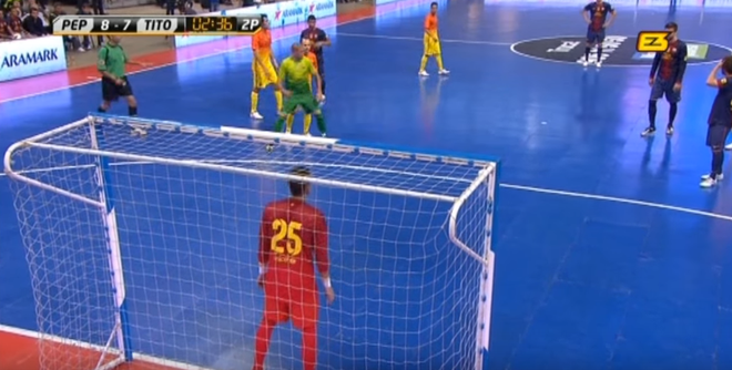 [Video] Các siêu sao của Barcelona chơi futsal cực "đỉnh" ảnh 1