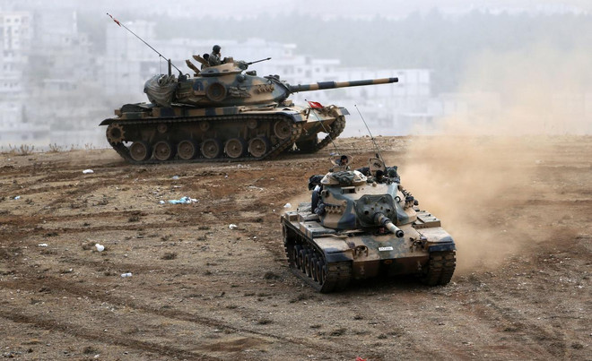 Xe tăng Thổ Nhĩ Kỳ ở khu vực biên giới gần Kobane (Nguồn: AFP) EU hối thúc Thổ Nhĩ Kỳ mở cửa biên giới để giúp Kobane ảnh 1