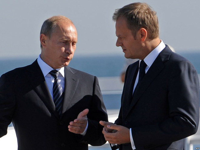 Cựu Thủ tướng Ba Lan Donald Tusk và Tổng thống Nga Vladimir Putin (Ảnh tư liệu) Cựu Ngoại trưởng Ba Lan cáo buộc Nga từng muốn "chia Ukraine" ảnh 1