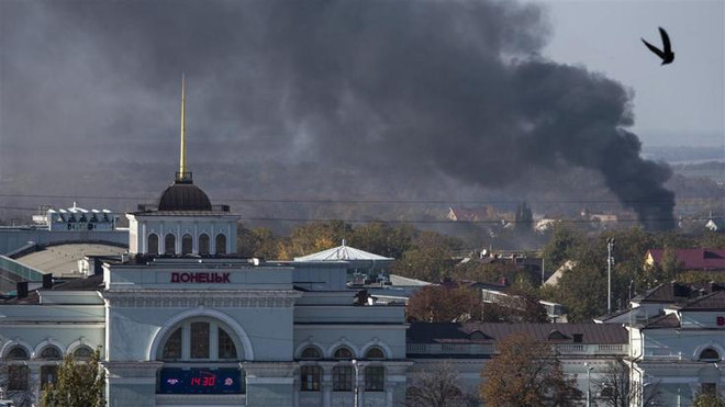 Đạn pháo làm rung chuyển Donetsk (Nguồn: Reuters) Ly khai Donetsk tuyên bố không tiếp tục đàm phán ngừng bắn ảnh 1