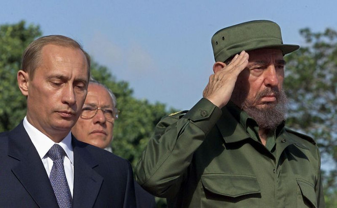 Tổng thống Nga Vladimir Putin và lãnh tụ Cuba Fidel Castro vào thời điểm năm 2000 (Nguồn: AFP) Tổng thống Nga Putin không sang Cuba dự lễ tang lãnh tụ Fidel ảnh 1