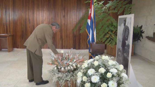 Chủ tịch Raul viếng lãnh tụ Fidel Castro Chủ tịch Cuba Raul Castro tưởng niệm trước tro cốt lãnh tụ Fidel ảnh 2