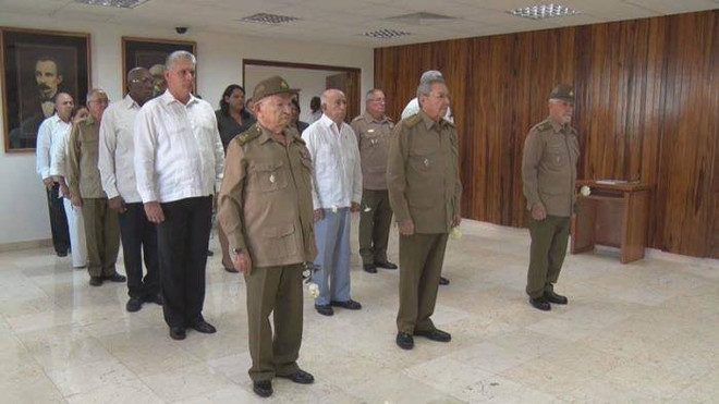 Chủ tịch Raul Castro tới viếng lãnh tụ Fidel Castro (Nguồn: Granma) Chủ tịch Cuba Raul Castro tưởng niệm trước tro cốt lãnh tụ Fidel ảnh 1