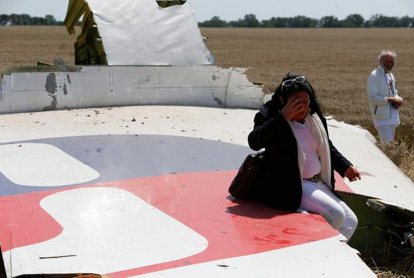 Cha mẹ nạn nhân MH17 đến hiện trường, vẫn tin con còn sống ảnh 1