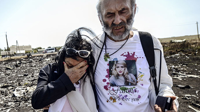 Cha mẹ nạn nhân MH17 đến hiện trường, vẫn tin con còn sống ảnh 2