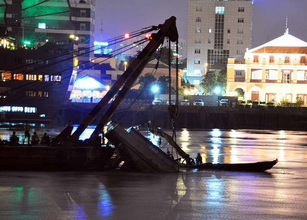 TP.HCM: Chìm xà lan gần hầm Thủ Thiêm, 3 người được cứu ảnh 1