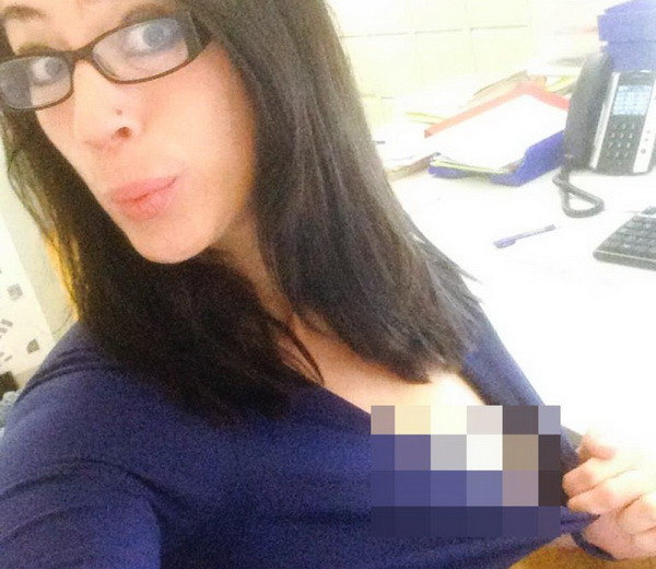 Nữ thư ký Thụy Sĩ chụp ảnh dung tục trong tòa nhà chính phủ ảnh 1