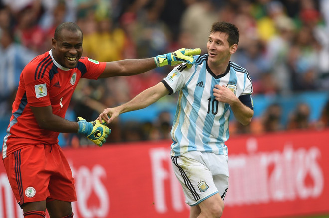 Thủ thành Enyeama và Lionel Messi ở trận Argentina thắng Nigeria 3-2 tại lượt cuối vòng bảng (Nguồn: AFP) Thủ môn Nigeria xin trọng tài đừng cho Lionel Messi đá phạt ảnh 1