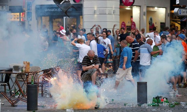 Châu Âu bị sốc với cảnh hooligans Anh làm loạn tại EURO 2016 ảnh 1