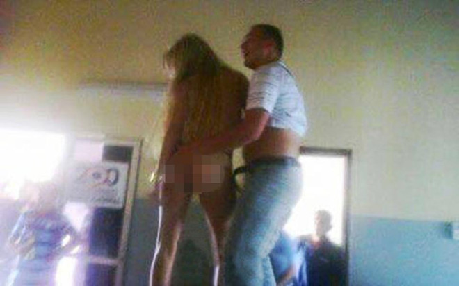 Viên cảnh sát nhảy múa với gái điếm khỏa thân ngay trong đồn ảnh 1