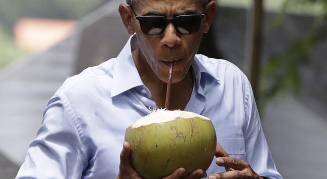 Tổng thống Mỹ Obama uống nước dừa khi đi chùa cổ ở Luang Prabang ảnh 1