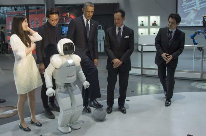 Đá bóng với ASIMO, ông Obama lo robot thông minh hơn người ảnh 3
