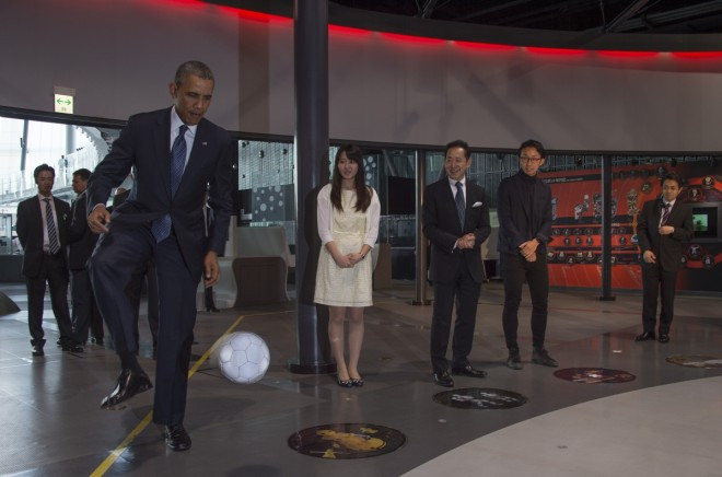 Đá bóng với ASIMO, ông Obama lo robot thông minh hơn người ảnh 2