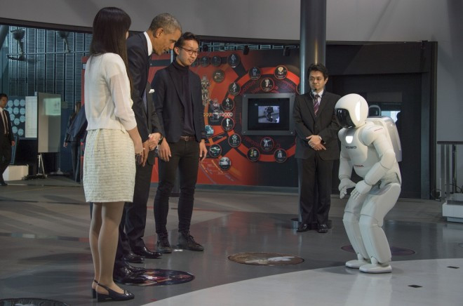 Đá bóng với ASIMO, ông Obama lo robot thông minh hơn người ảnh 1