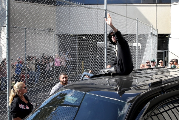 Justin Bieber vẫy tay chào người hâm mộ tại Miami (Nguồn: Rolling Stone) Ca sĩ Justin Bieber có nguy cơ bị trục xuất khỏi Mỹ ảnh 1