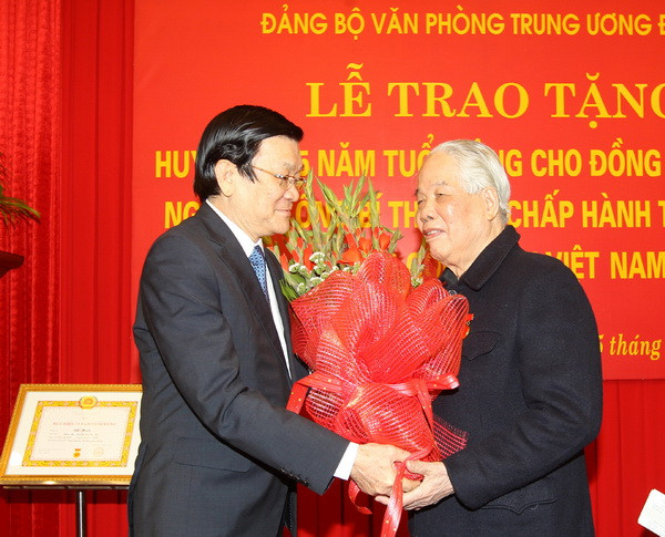 Trao Huy hiệu 75 năm tuổi Đảng cho nguyên Tổng Bí thư Đỗ Mười ảnh 2