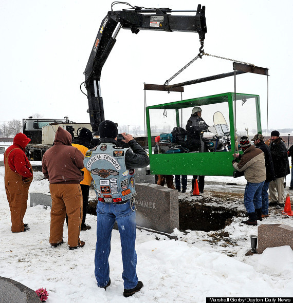 Chôn cả chiếc Harley-Davidson cùng người chết ảnh 1