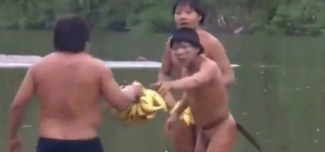 Video thổ dân ở rừng Amazon tiếp xúc với thế giới bên ngoài ảnh 1