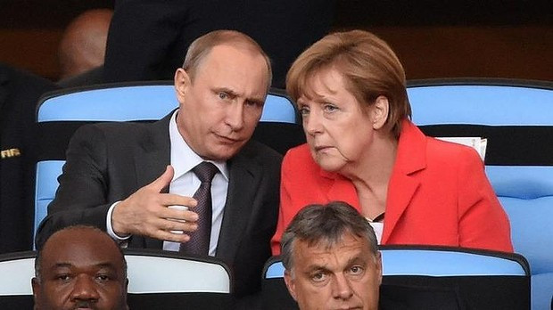 Tổng thống Nga Vladimir Putin và Thủ tướng Đức Angela Merkel (Nguồn: Getty) Nhóm IS tung đoạn video đe dọa bà Merkel và ông Putin ảnh 1