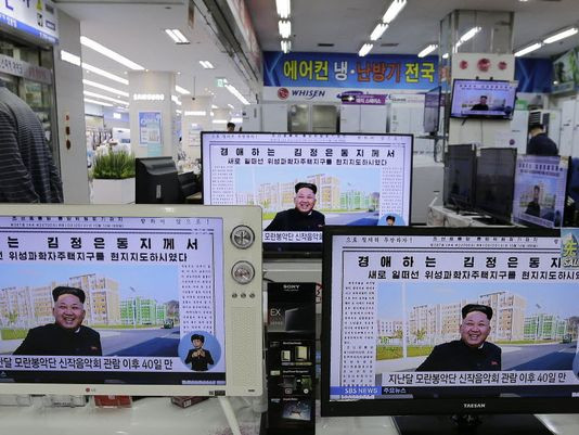 BBC: Ảnh ông Kim Jong Un chống gậy có thể là "cảnh diễn" ảnh 1