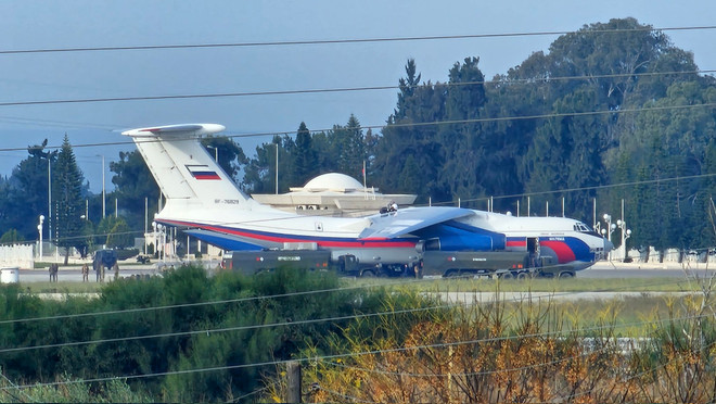 Chiếc Il-76 sơ tán các nhà ngoại giao Nga rời khỏi Syria (Nguồn: @Vcernohorsky)