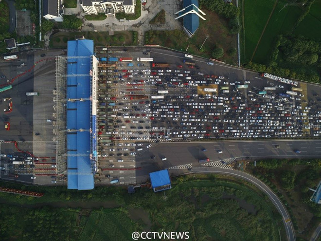 Choáng với cảnh tắc đường 3km trên cao tốc ở Trung Quốc ảnh 4