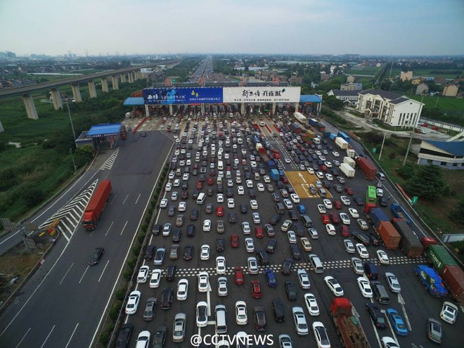 Choáng với cảnh tắc đường 3km trên cao tốc ở Trung Quốc ảnh 3