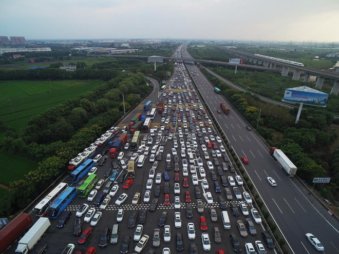 Choáng với cảnh tắc đường 3km trên cao tốc ở Trung Quốc ảnh 1