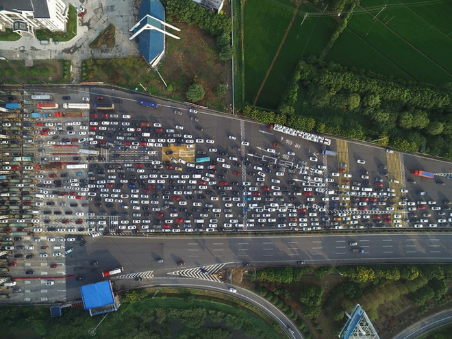 Choáng với cảnh tắc đường 3km trên cao tốc ở Trung Quốc ảnh 2