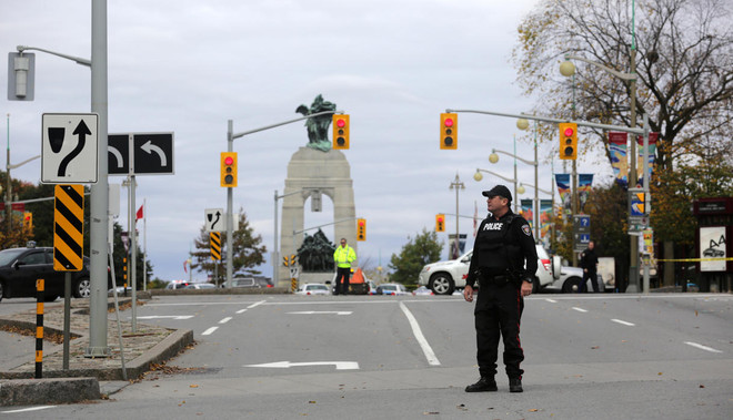Vụ xả súng ban đầu diễn ra ở Đài tưởng niệm Chiến tranh (Nguồn: Reuters) Canada tiêu diệt được kẻ xả súng vào văn phòng thủ tướng ảnh 2