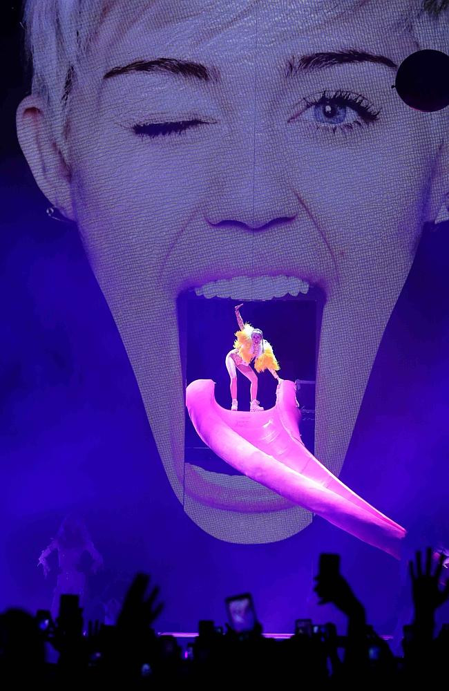 Miley Cyrus phô bày quá nhiều "da thịt" khi diễn ở Australia ảnh 2