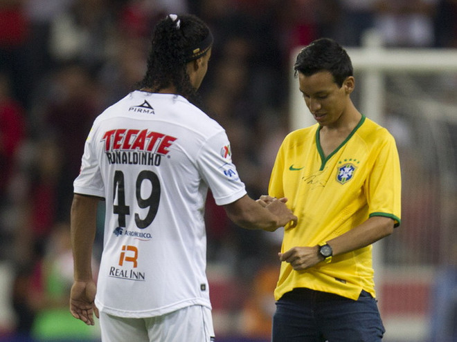 [Video] Ronaldinho đá phạt tuyệt đẹp, đội nhà vẫn thua ảnh 1