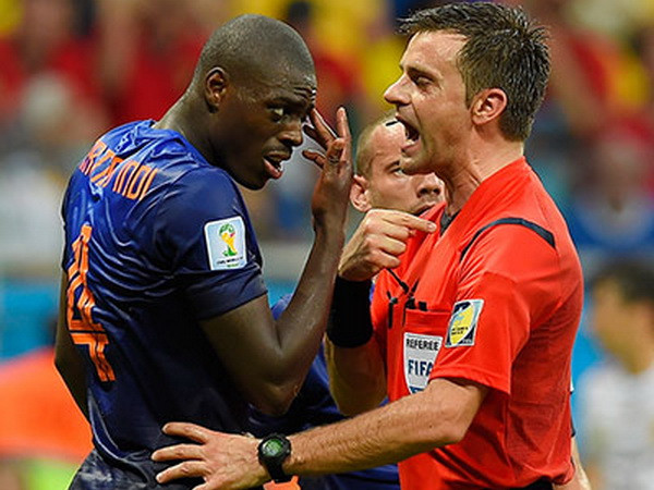 [Video] Hậu vệ Hà Lan phản ứng vì bị trọng tài xịt bọt lên giày ảnh 1